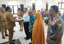 Wawali Baubau Serahkan 52 SK Pensiun PNS