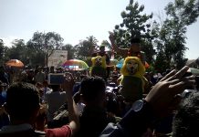 Pembukaan TMMD, Bupati Konawe dan Danrem 143/HO Dipikul Naik “Singa”