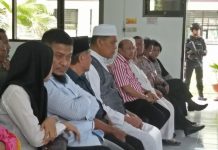 Jelang Vonis Agus Feisal, Sjafei Kahar Terlihat Pakai Jubah dan Baca Tasbih