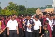 Salaman dengan Warga Kendari di Acara Jalan Santai Tangan Jokowi Sampai Terluka
