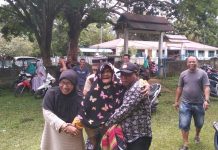 Datang Mencoblos, Nenek 90 Tahun di Mubar Digendong Anggota KPU Sultra