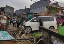 Diduga Mabuk, Pengemudi Minibus Tabrak Pagar Rumah Warga