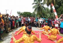 Bertandang di Desa Napalakura, Tim Penilai Lomba 10 Program PKK Disambut Atraksi Ewa Wuna