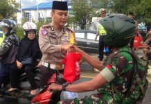 Ditlantas Polda Sultra Bagi Takjil Sambil Kampanye Keselamatan Berlalu Lintas