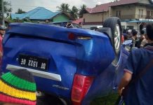 Pecah Ban dan Hilang Kendali, Mobil Avanza Terbalik di Dekat Polsek Ranomeeto