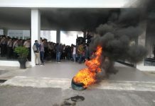 Demo soal Wawali Kembali Bergulir, Massa Bakar Ban di DPRD Kota Kendari