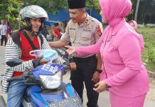 Polsek Moramo Utara bersama Ibu Bhayangkari Bagi-bagi Takjil Gratis