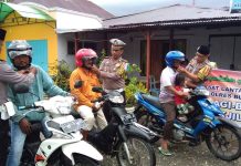 Satlantas dan Sabhara Polres Buton Bagi Takjil dan Helm Gratis