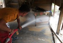 Tim Manggala Agni Bersihkan Rumah dan Sekolah Korban Banjir di Konawe