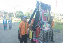 Pakaian Adat dan Hasil Tenun Muna Hiasi Pawai Budaya HUT Ke-60