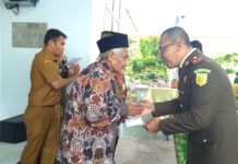 Kejari Buton Beri Tali Asih kepada Parabela