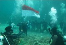 Mahasiswa dan Masyarakat Kogholifano Kibarkan Bendera Merah Putih di Bawah Laut