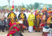Tari Mangaru Sambut Kedatangan Ali Mazi di Festival Budaya Tua Buton