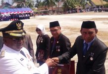 Dua Calon Sekda Buteng Terima Penghargaan Satya Lencana