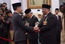 Gubernur Sultra Terima Gelar Kepahlawanan Oputa Yi Koo dari Presiden Jokowi