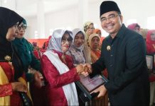 Momen Hari Ibu, Bupati Butur Beri Penghargaan 26 Tokoh Inspiratif Wanita