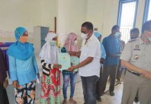 Bupati Busel Serahkan Sertifikat Tanah di Siompu