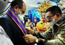 Setiba di Kendari, Dubes Pakistan Dihadiahi Kain Tenun Butur