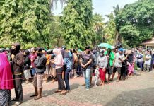 Demi Minyak Goreng Murah, Warga Kendari Rela Mengantri Panjang