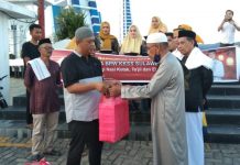 Hari Ketiga Puasa, KKSS Sultra Bagi 300 Nasi Dos untuk Jamaah di Masjid Al-Alam
