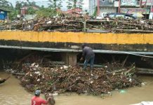 Saluran Drainase Tersumbat, Dinas PUPR Kota Kendari Minta Warga Tidak Buang Sampah di Sembarang Tempat