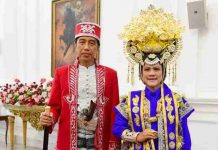 Jokowi Bersama Ibu Negara Gunakan Pakaian Adat Buton Saat Pimpin Upacara HUT RI di Istana