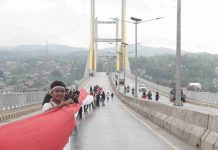 HUT RI Ke 77, Bendera Merah Putih Sepanjang 770 Meter Berkibar di Jembatan Teluk Kendari