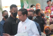 Presiden Jokowi Serahkan BLT BBM dan BSU di Kantor Pos Baubau