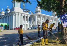 Peringati Maulid Nabi, Personel Polda Sultra Bersih-bersih Masjid