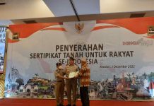 BPN Sultra Serahkan 500 Sertifikat Tanah kepada Warga