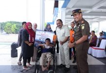 Pj Bupati Bombana Resmikan Penyaluran BLT BBM, PKH, dan KUBE