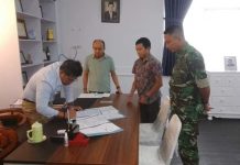 Kadis Kominfo Serahkan Barang Pinjam Pakai kepada TNI AU Haluoleo