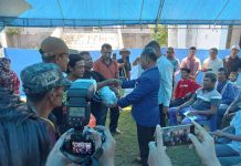 Sekda Butur Serahkan Bantuan kepada 88 Kelompok Nelayan