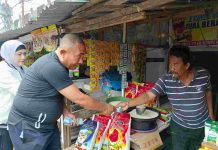 Umar Samiun Berbagi Rezeki ke Pedagang dan Pengunjung Pasar Anduonohu