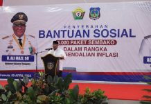 Gubernur Sultra Serahkan Bantuan Sosial di Koltim