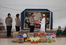 Polwan Polres Baubau Berbagi Bantuan Sembako di Pesantren