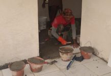 Satgas TMMD Kodim 1429/Butur dan Warga Lanjutkan Pemasangan Keramik RTLH