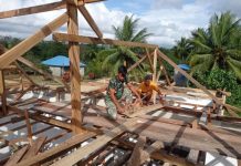 Satgas TMMD Kodim 1429/Butur Kebut Pemasangan Rangka Atap Masjid Nurul Iman