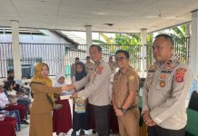 Polri Peduli Budaya Literasi, Polres Baubau Gencar Bagikan Buku ke Sekolah