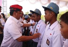 Kunker di Mubar, Pj Gubernur Sultra Serahkan Bantuan