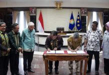 Pj Gubernur Sultra Serahkan Dana Hibah Pilgub ke Bawaslu