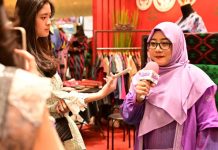 Tenunan Baubau di Indonesia Fashion Week 2024 Laris Terjual