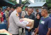 Peduli Korban Kebakaran Rumah di Kelurahan Lipu, Kapolres Baubau Beri Bantuan Sembako