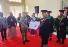 Wisudawan Terbaik UM Buton Terima Reward dari Bank BTN