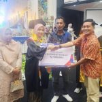 Lulusan Terbaik STKIP Pelita Nusantara Buton Terima Penghargaan Bank BTN