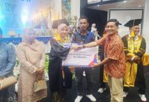 Lulusan Terbaik STKIP Pelita Nusantara Buton Terima Penghargaan Bank BTN